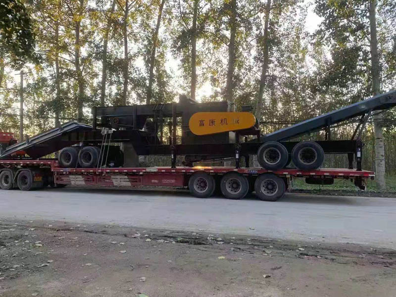 車(chē)載輪胎式1216移動(dòng)式碎煤機(jī)發(fā)往內(nèi)蒙 車(chē)載輪胎式1216移動(dòng)式碎煤機(jī)發(fā)往內(nèi)蒙
